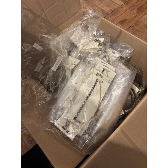 LARGE LOT OF MIXED FASHION AND COSTUME JEWELRY. 18 Different Pieces. 12 Of Each - Picture 5 of 7